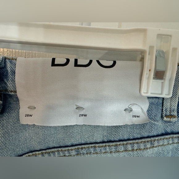 Urban Outfitters Light Wash Super Distressed Mom Jean - Size 28 - Picture 5 of 6